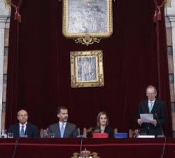 Sus Majestades los Reyes en la mesa presidencial acompañados por el ministro de Educación, Cultura y Deporte, José Ignacio Wert, durante la intervenci